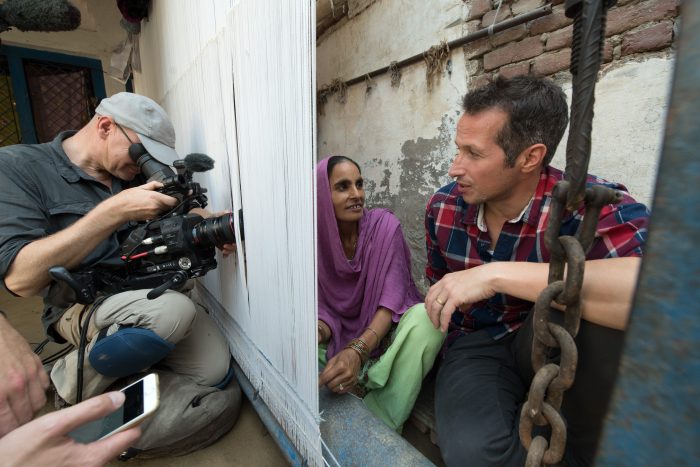 Mariam (Mutter von Salma) und Willi am Teppichwebstuhl, Milik, Indien